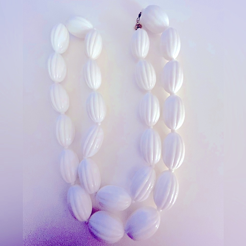 Necklace Vintage Melon-shape Summer Whites ribbed hard plastic, long beads*
